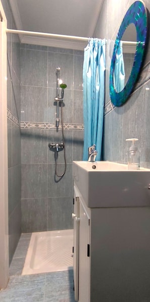 Combinazione doccia/vasca, asciugacapelli, asciugamani, sapone