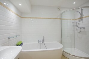 Kombinert dusj/badekar, hårføner, håndklær og såpe