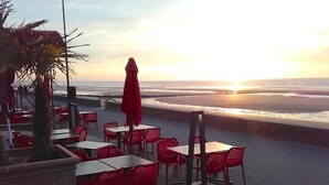 Un restaurante frente al mar con terraza y vistas al océano.