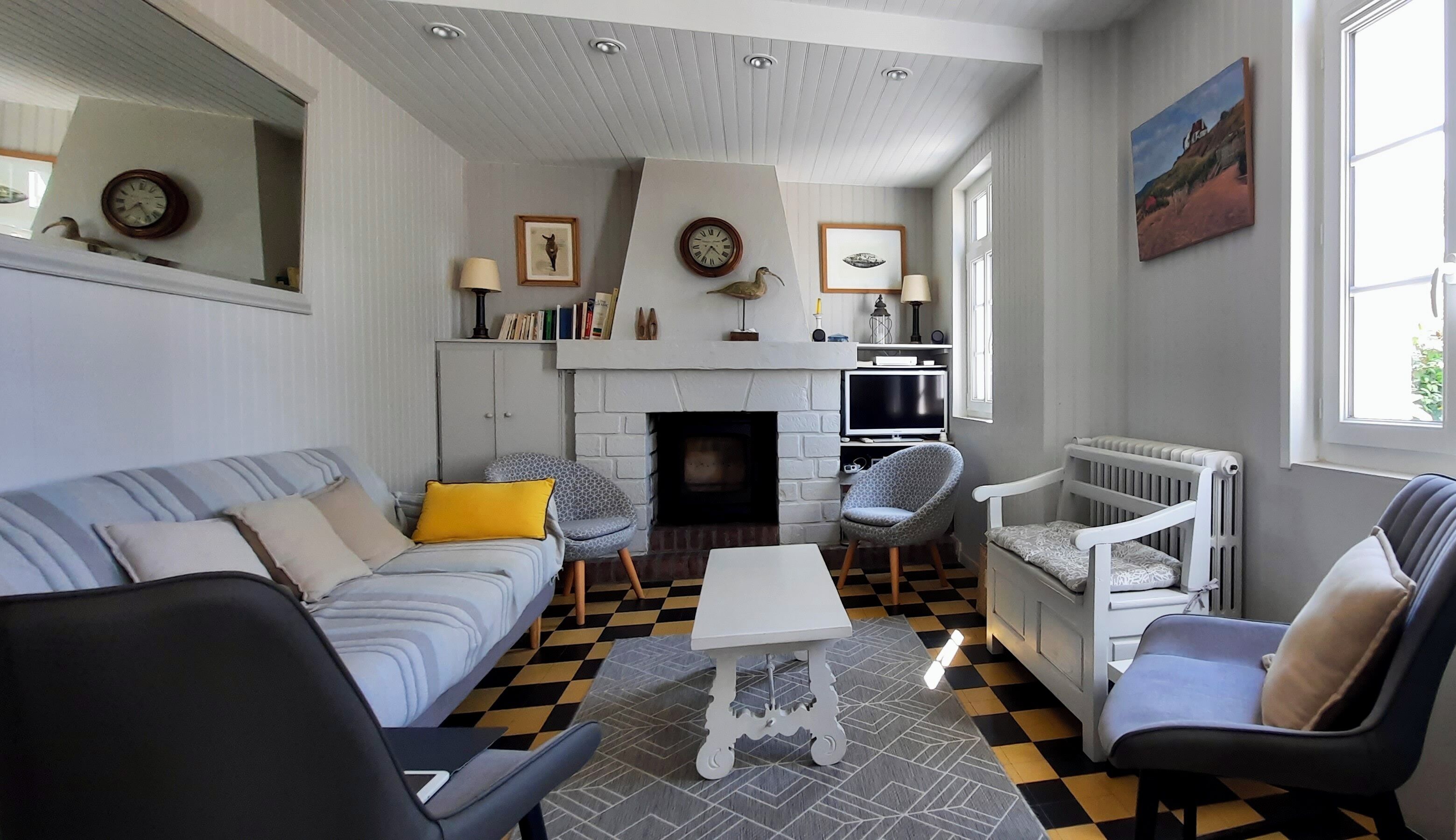 Televisie, een dvd-speler, boeken en een muziekbibliotheek