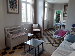 4 slaapkamers, een strijkplank/strijkijzer, reisbedje, gratis wifi