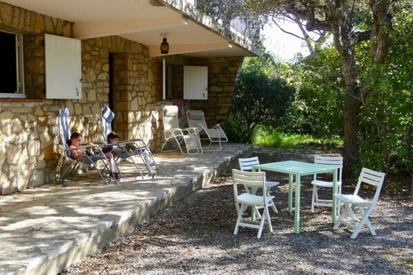 Outdoor dining - 400m from the beach, garden level with 1.250 m2 of enclosed land (Ramatuelle)