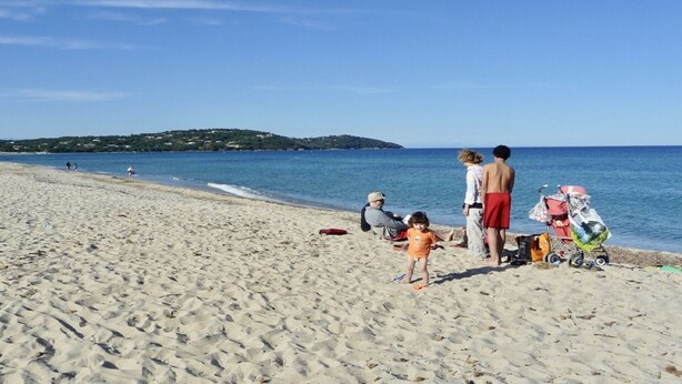 A sandy beach with a clear blue sky and calm sea. - 400m from the beach, garden level with 1.250 m2 of enclosed land (Ramatuelle)