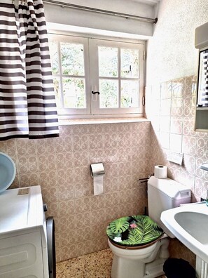 Shower - 400m from the beach, garden level with 1.250 m2 of enclosed land (Ramatuelle)