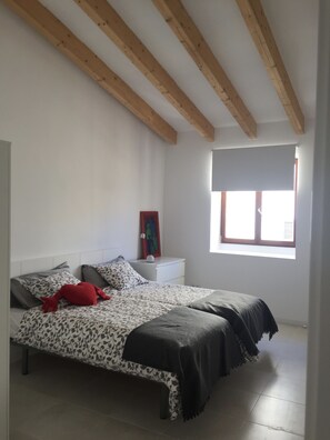 3 habitaciones, tabla de planchar con plancha y cuna de viaje 