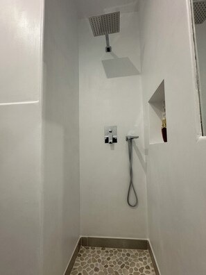 Kombinert dusj/badekar, hårføner, håndklær og såpe