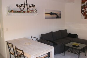 Televisio, DVD-soitin, kirjoja