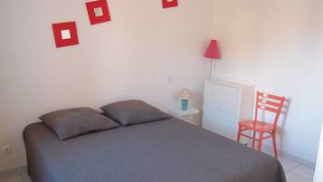 2 bedrooms, iron/ironing board, free WiFi