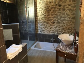 Sèche-cheveux, serviettes fournies, savon, shampoing
