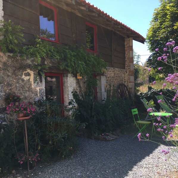 Terrace/patio - Newly refurbished 1 bedroom detached cottage close to Leisure Lakes and Chateau (Videix)