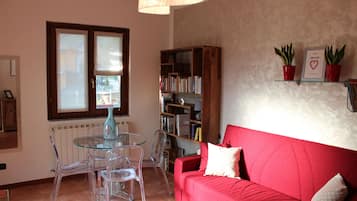 Älytelevisio, kirjoja, tietokoneen näyttö