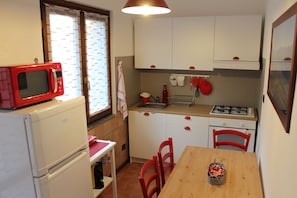 Fridge, microwave, oven, stovetop - APARTMENT "THE VALLEY OF THE SIGNS" (Piamborno)