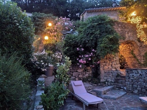 wunderschön gelegenes authentisches Ferienhaus aus Naturstein mit kleinem Pool