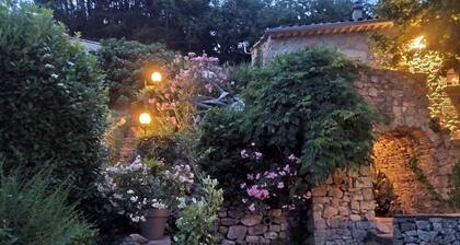 wunderschön gelegenes authentisches Ferienhaus aus Naturstein mit kleinem Pool