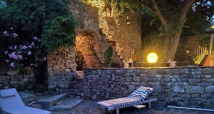 wunderschön gelegenes authentisches Ferienhaus aus Naturstein mit kleinem Pool