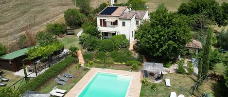 Una piscina al aire libre