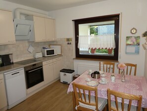 Fridge, microwave, oven, stovetop - Spacious, well-equipped vacation apartment in Nisterau, near Bad Marienberg (Nisterau)