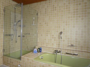 Baignoire, séchoir à cheveux, serviettes fournies, savon