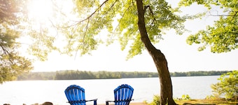 Peaceful lakeside getaway