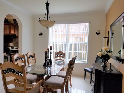 Experience Homestead charm near Black Point Park and Marina