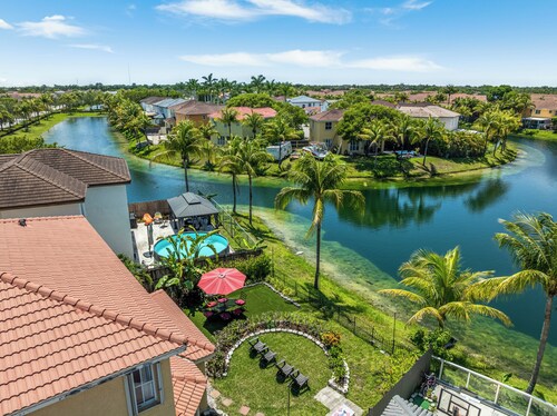 Experience Homestead charm near Black Point Park and Marina