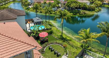 Experience Homestead charm near Black Point Park and Marina