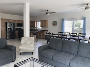 Smart-TV, DVD-spiller og bøker