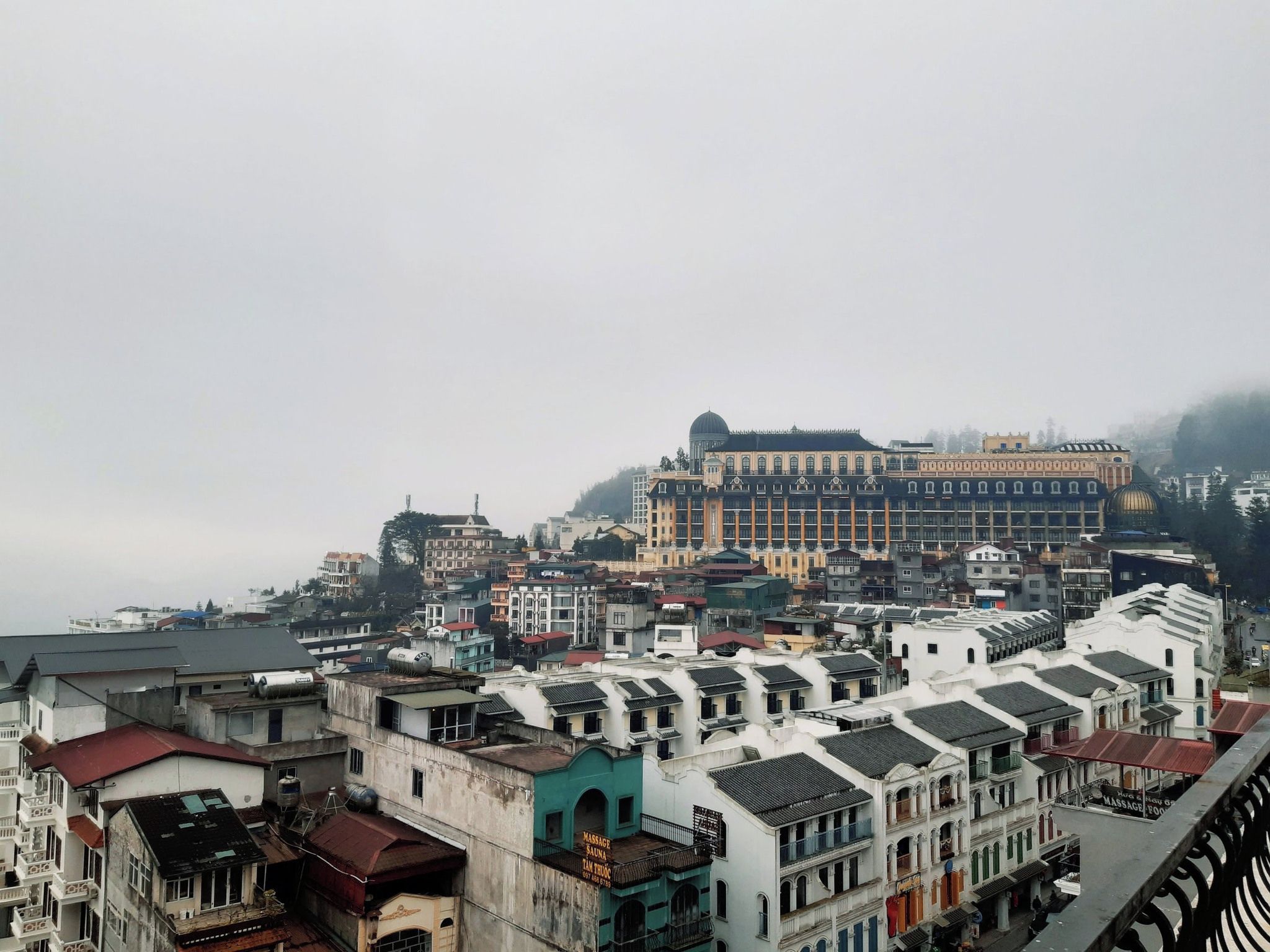 Un paisaje urbano con un edificio destacado que tiene una cúpula y varias ventanas.
