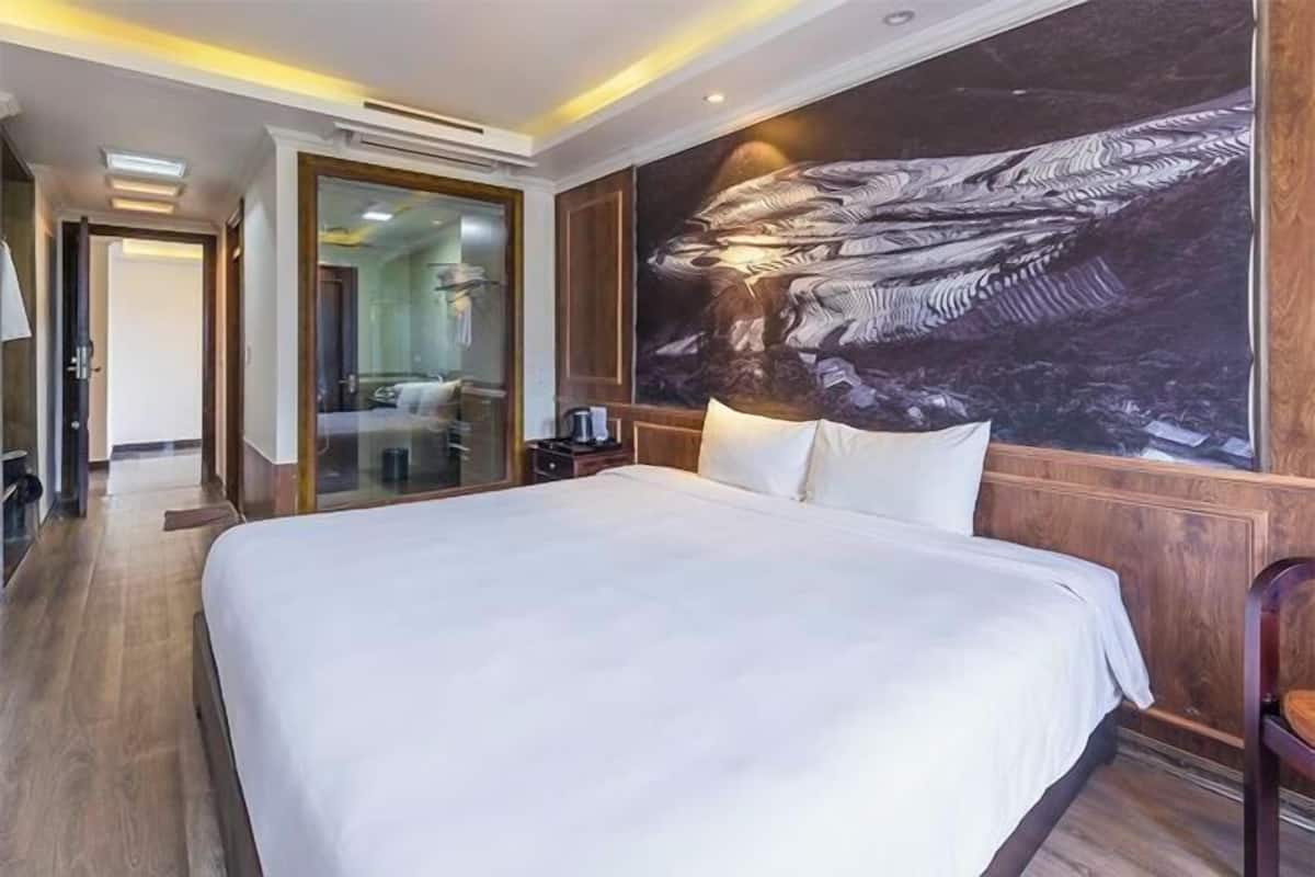 1 bedroom, hypo-allergenic bedding, minibar, in-room safe