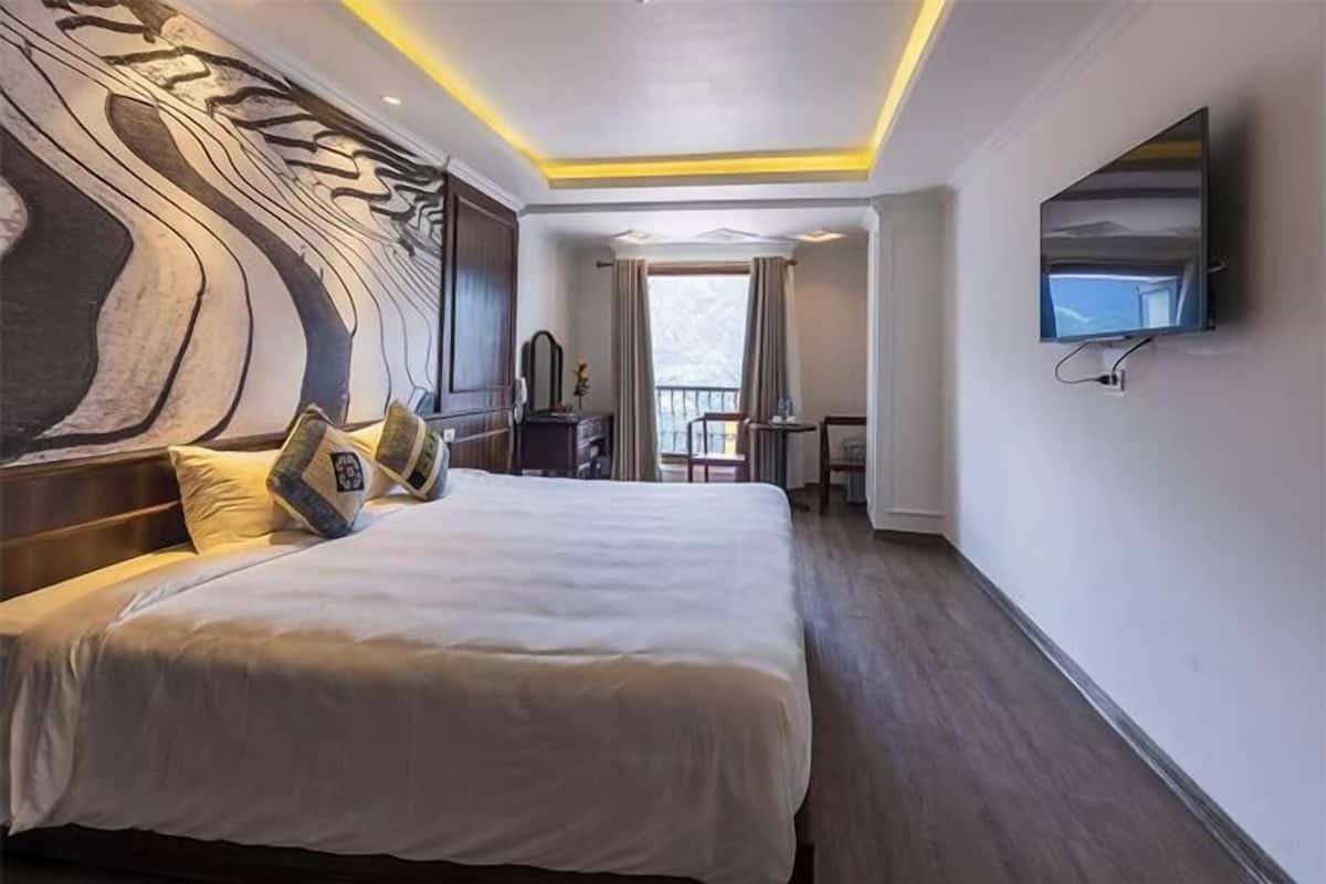 1 bedroom, hypo-allergenic bedding, minibar, in-room safe