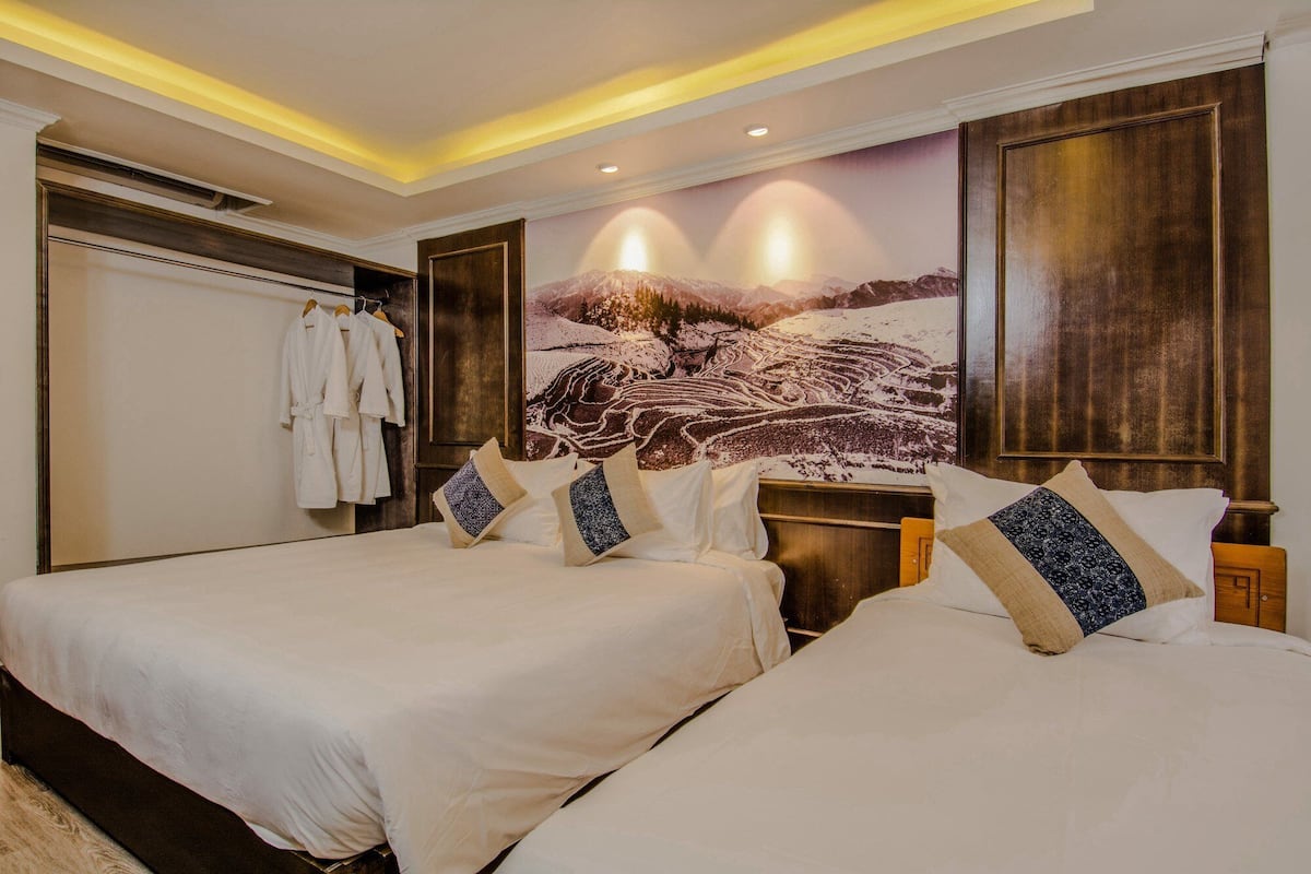 Habitación triple superior, balcón | Ropa de cama hipoalergénica, camas con efecto memoria y minibar