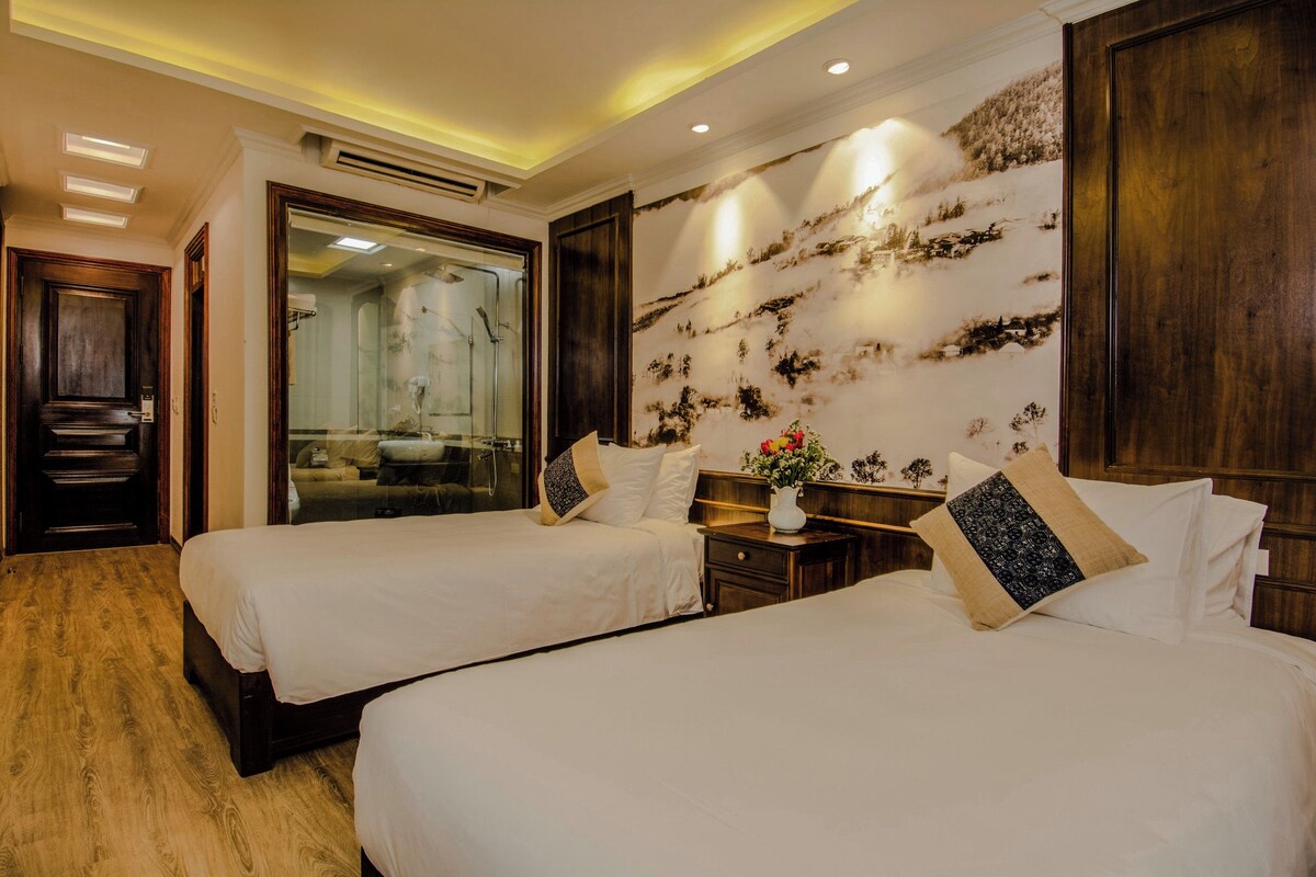Habitación junior con 1 cama matrimonial o 2 individuales, vista a la ciudad | Ropa de cama de alta calidad, camas con efecto memoria y minibar