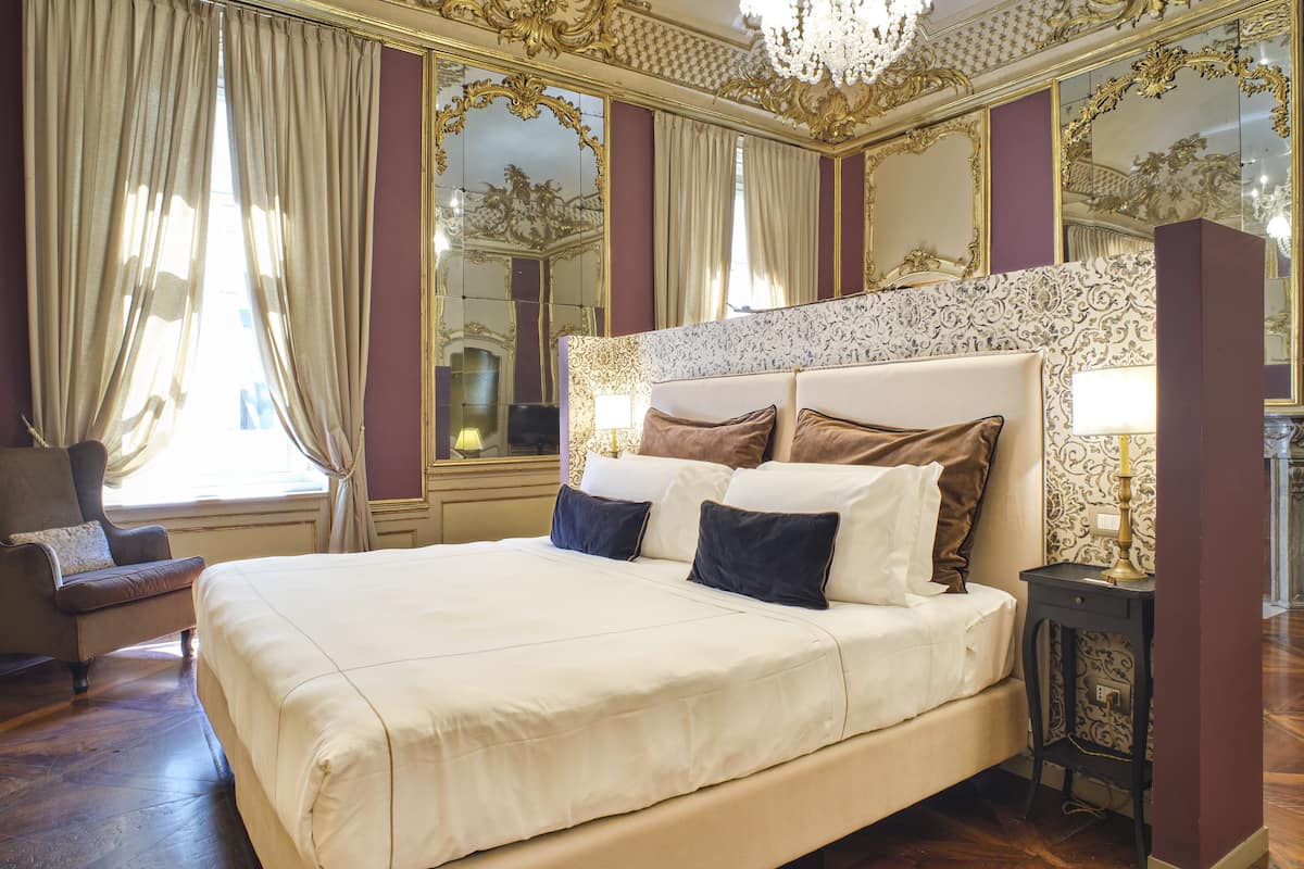 Suite Royal, 1 habitación, para no fumadores, balcón | Ropa de cama de alta calidad, camas con efecto memoria y minibar