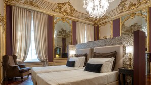 Suite Royale, 1 chambre, non-fumeurs, balcon | Literie de qualité supérieure, matelas mémoire de forme, minibar
