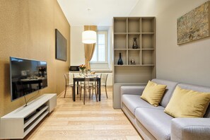 Leilighet, tekjøkken, 1. etasje | Oppholdsområde | En 30-tommers Flatskjerm-TV med Parabol-TV samt TV og Netflix