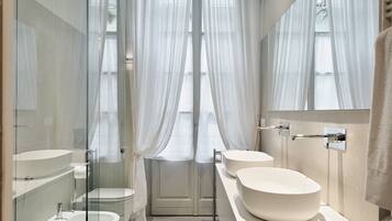 Comfort Condo, Balcony, Garden View | Bathroom | Shower, free toiletries, hair dryer, bidet