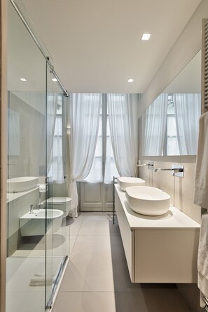 Comfort-lejlighed - balkon - udsigt til have | Badeværelse | Bruser, gratis toiletartikler, hårtørrer, bidet