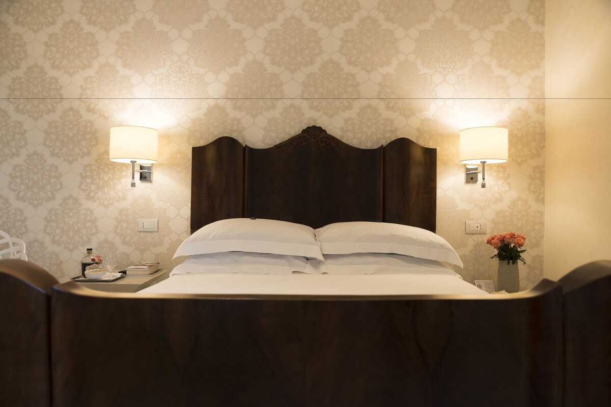 Premium bedding, down comforters, minibar, in-room safe