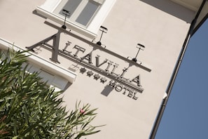 Ein Hotelschild mit dem Schriftzug "ALTAVILA HOTEL" und einer Reihe von Sternen darunter.