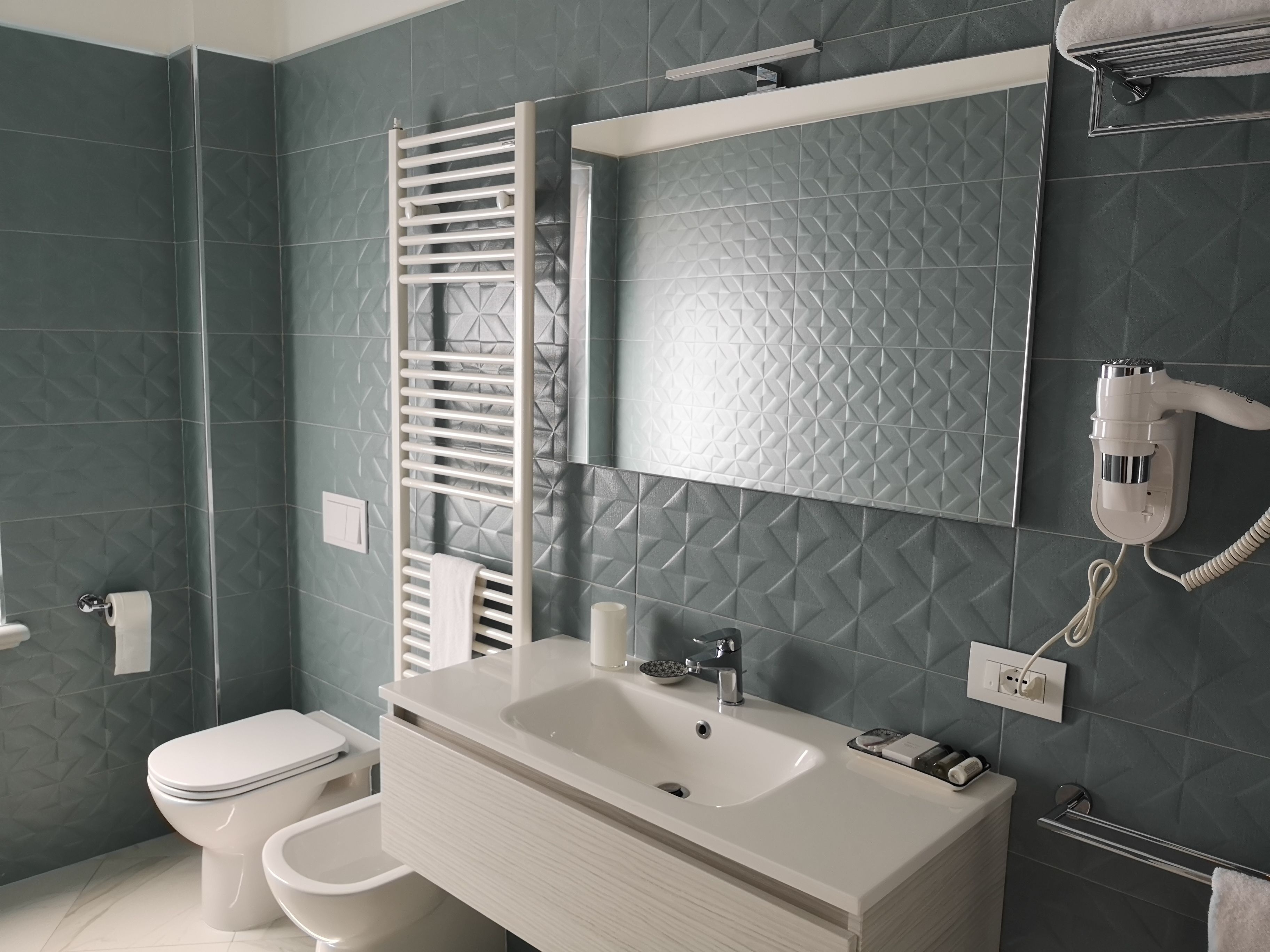 suite altavilla | bathroom | free toiletries, hair dryer, slippers, towels