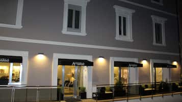 Facciata della struttura - sera/notte