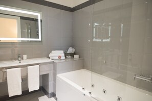 Camera Matrimoniale Superior | Bathroom | Free toiletries, hair dryer, slippers, towels - Altavilla Boutique Hotel (Catanzaro)