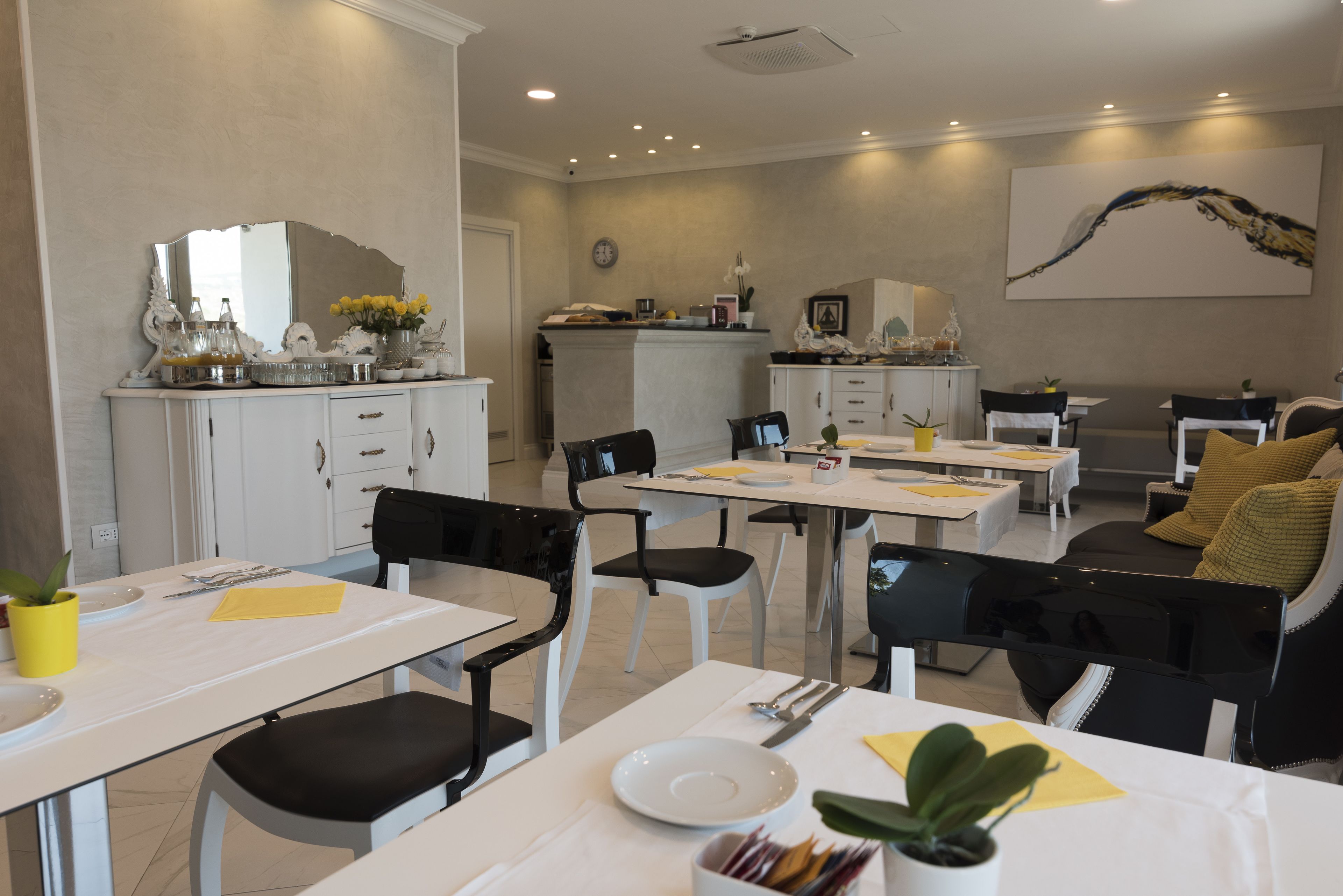 Dagelijks continentaal ontbijt (EUR 5 per persoon)