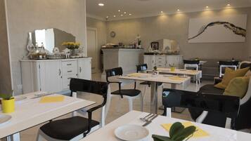 Café da manhã continental todos os dias (EUR 5 por pessoa)