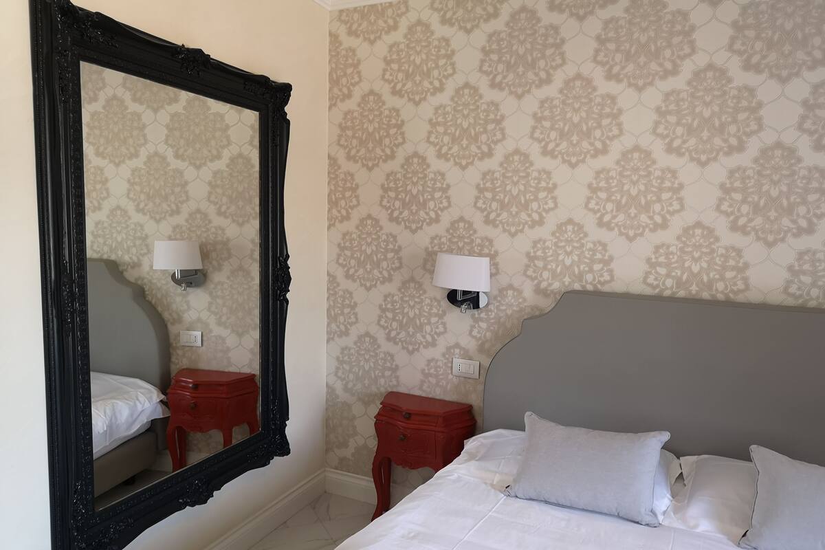 Suite Altavilla | Sengetøy av topp kvalitet, dundyner, minibar og safe på rommet