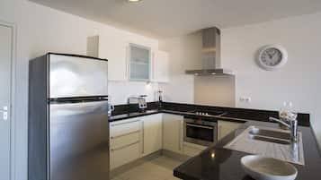 Full-size fridge, oven, stovetop, dishwasher