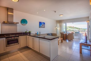Deluxe Apartment, 1 Bedroom, Ocean View | Private kitchen