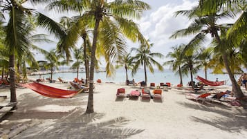 Playa privada cerca, arena blanca, tumbonas y toallas de playa