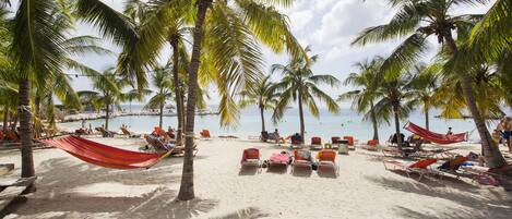 Playa privada cerca, arena blanca, tumbonas y toallas de playa