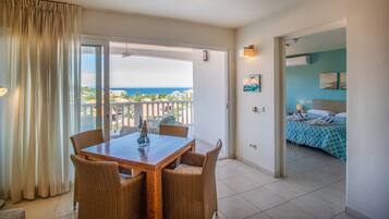 Deluxe Apartment, 1 Bedroom, Ocean View | In-room dining